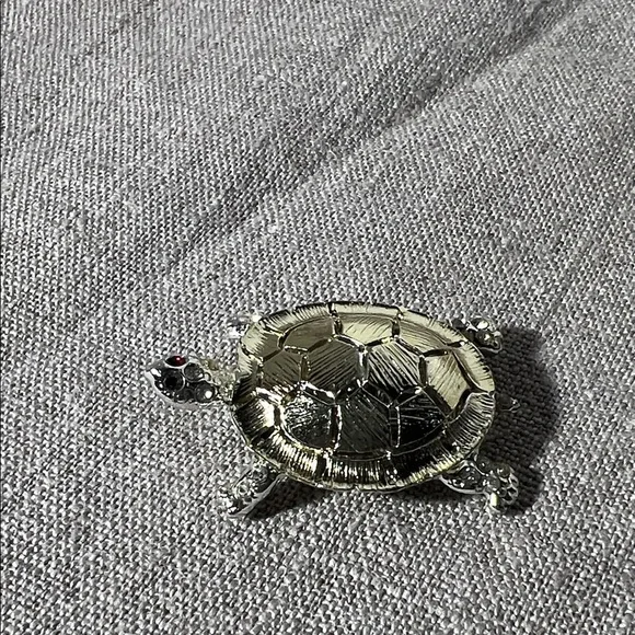 Silvertone Turtle Brooch Red eyes. WA490 - Picture 4 of 6